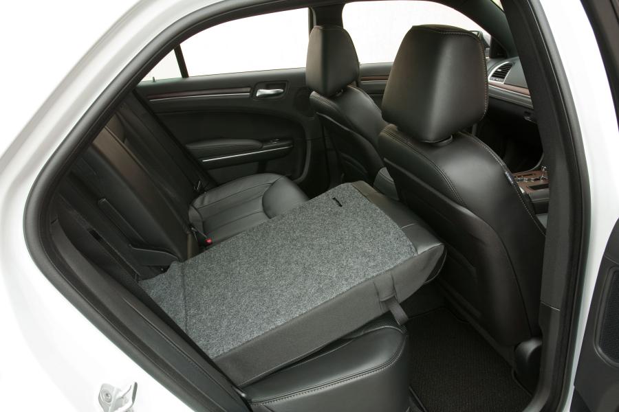  Chrysler 300C 2012 года  (UK) (фото 3 из 91)